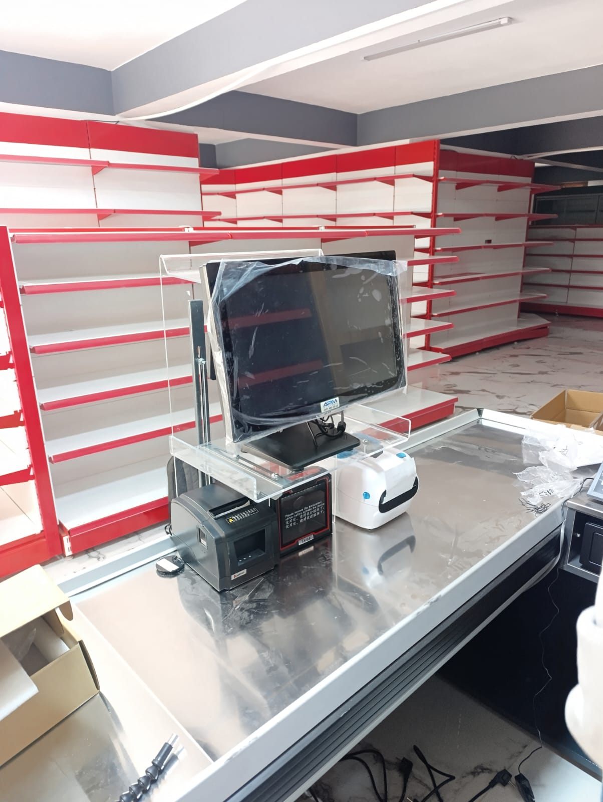 Mağaza tezgahında POS ekranı, fiş yazıcı, barkod okuyucu ve etiket yazıcı kurulumu